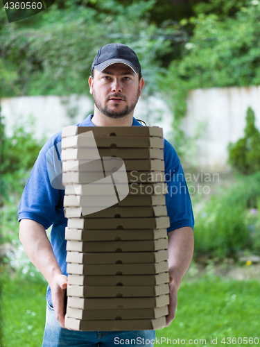 Image of pizza deliverer