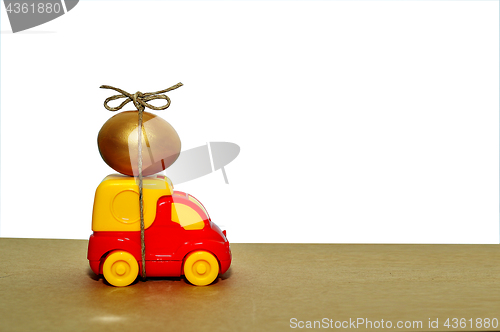Image of A toy truck carrying a golden egg, a symbol of the reliability of delivery of postal goods
