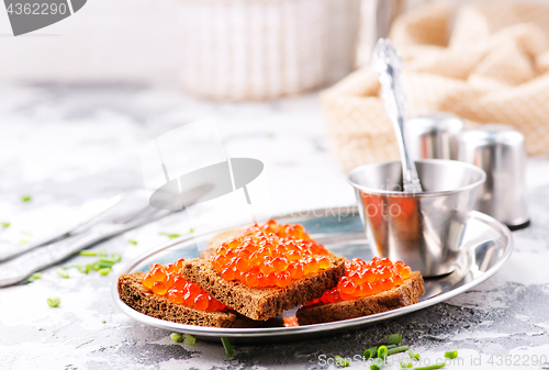 Image of bread with red salmon caviar