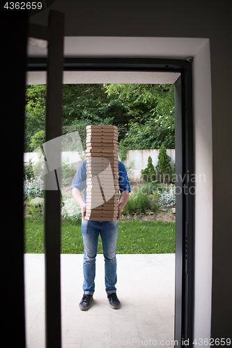 Image of pizza deliverer