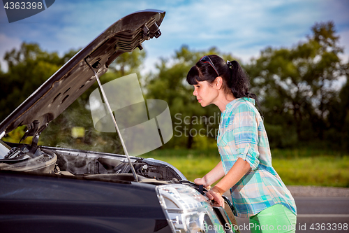 Image of Damage to vehicle problems on the road.