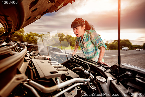 Image of Damage to vehicle problems on the road.