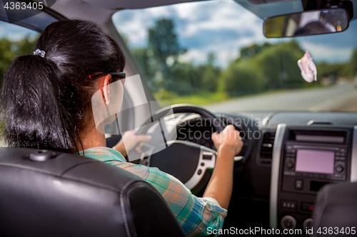 Image of Woman behind the wheel of a car.