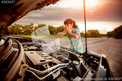 Image of Damage to vehicle problems on the road.