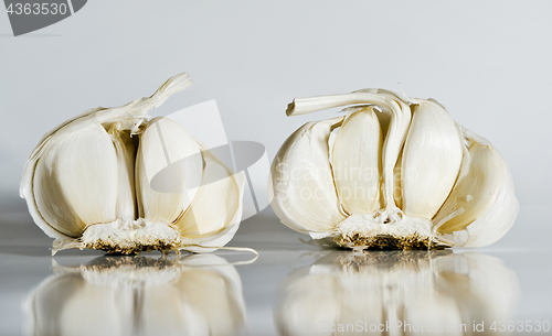 Image of Two broken heads of garlic