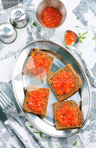 Image of bread with red salmon caviar