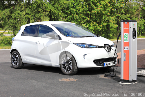 Image of White Renault Zoe Electric Car Charging Battery