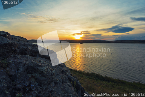 Image of Sundawn at lake