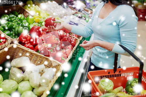 Image of customer buying peppers at grocery store