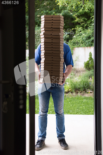 Image of pizza deliverer