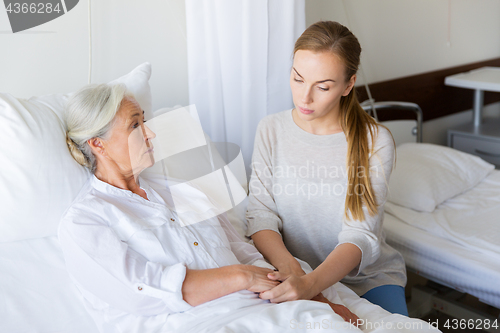 Image of daughter visiting her senior mother at hospital