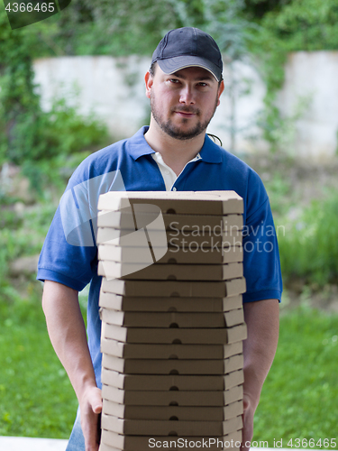 Image of pizza deliverer