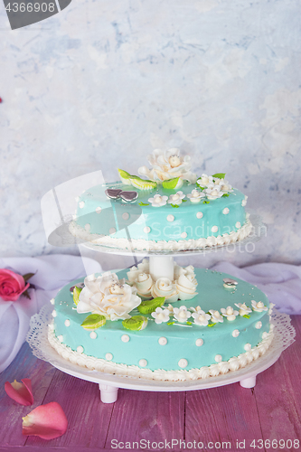 Image of wedding cake with flowers