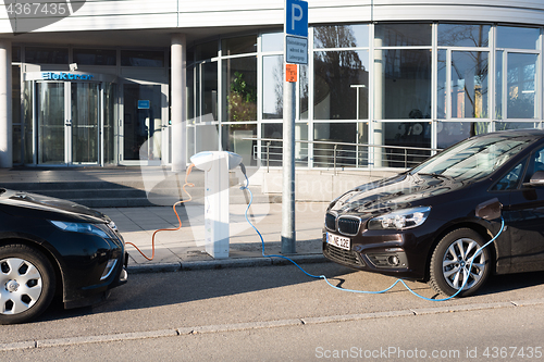 Image of BMW i and Opel Ampera electric cars being charged