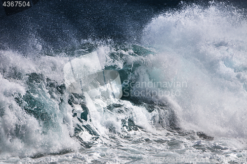 Image of ocean wave