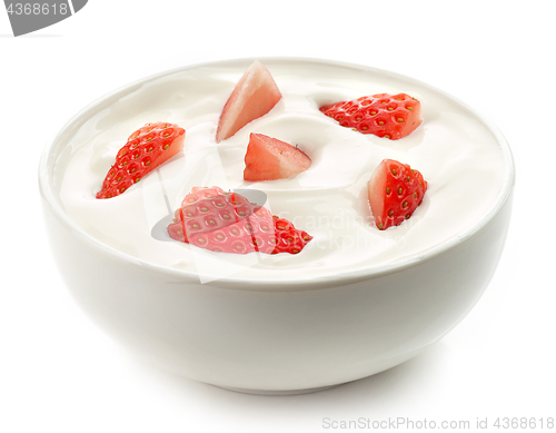 Image of bowl of yogurt cream with strawberries