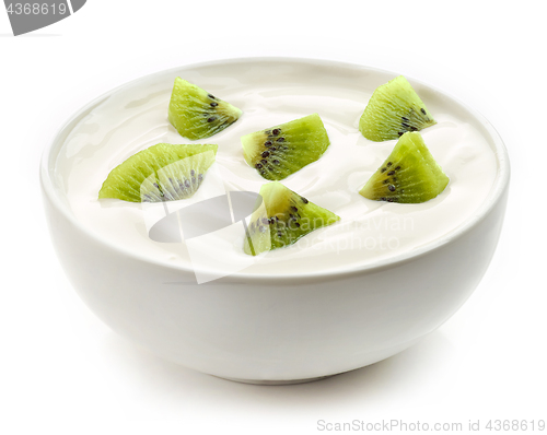 Image of bowl of yogurt with kiwi pieces