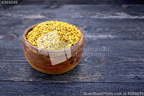 Image of Fenugreek in clay bowl on board