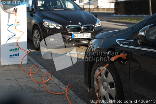 Image of BMW i and Opel Ampera electric cars being charged