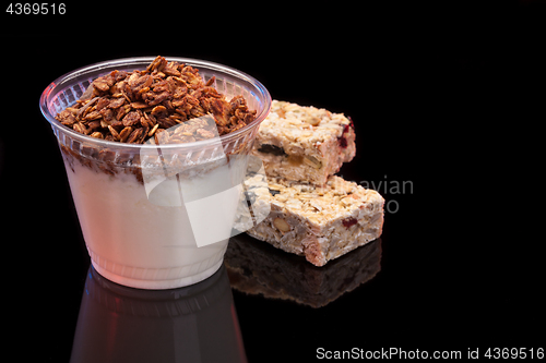 Image of Yogurt with chocolade granola and granola bar with fruits and nuts