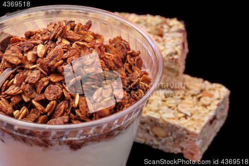 Image of Yogurt with chocolade granola and granola bar with fruits and nuts