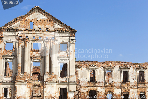 Image of the ruins of an ancient castle