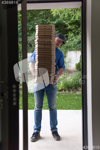 Image of pizza deliverer