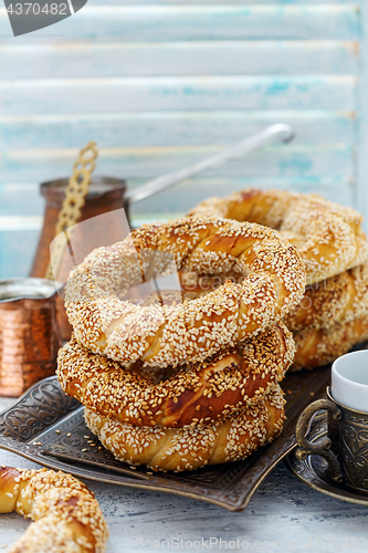 Image of Turkish Simit bagels with sesame seeds on a bronze tray.