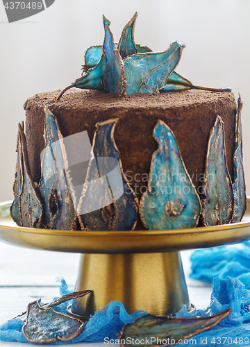 Image of Cake with decor of blue dried pears.