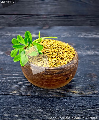 Image of Fenugreek with leaf in clay bowl on wooden board