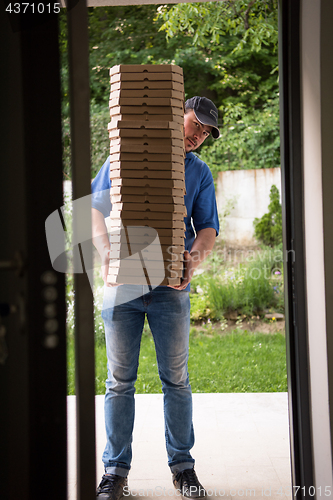 Image of pizza deliverer