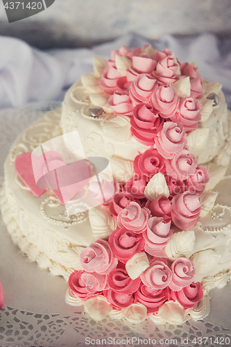 Image of wedding cake with flowers