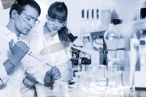 Image of Health care professionals in lab.