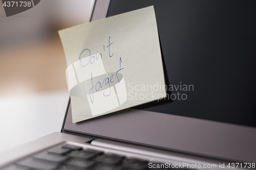 Image of Laptop with note Don\'t forget