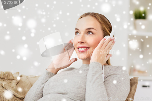 Image of pregnant woman with headphones listening to music