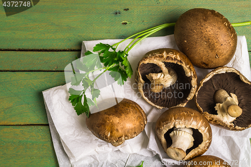 Image of Fresh uncooked brown mushrooms