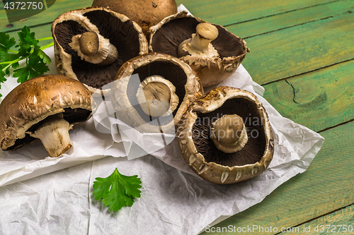 Image of Fresh uncooked brown mushrooms