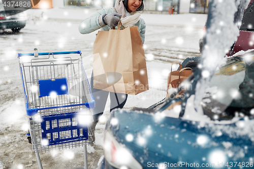 Image of customer loading food from shopping cart to car