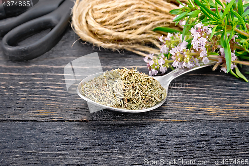 Image of Thyme dry in spoon with scissors on board