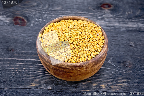 Image of Fenugreek in clay bowl on wooden board