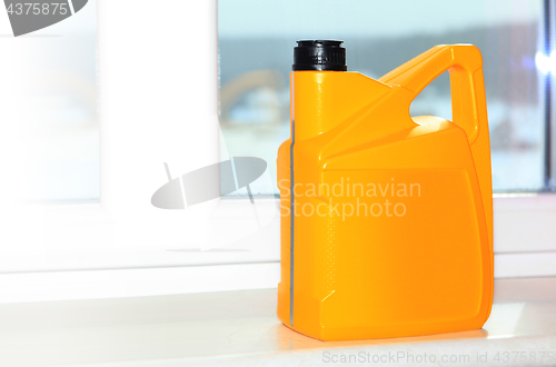 Image of Yellow canister for engine oil 