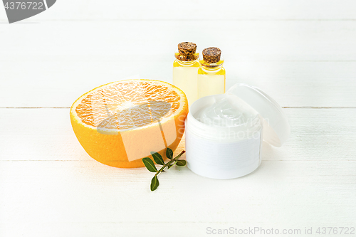 Image of oranges oil and Orange