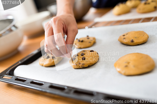 Image of Adding chocolate chip on cookies