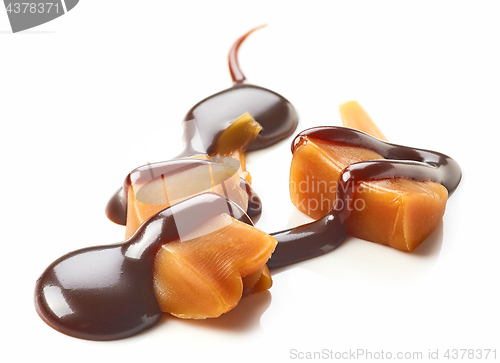 Image of pieces of caramel with chocolate sauce