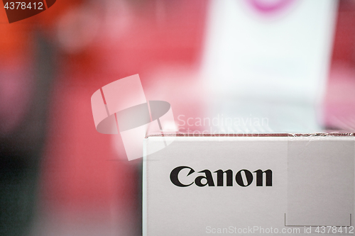 Image of Canon logo on package box