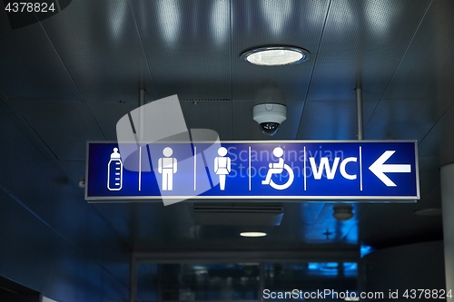 Image of Toilet sign with arrow