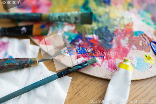 Image of palette knife or spatula, brushes and paint tube