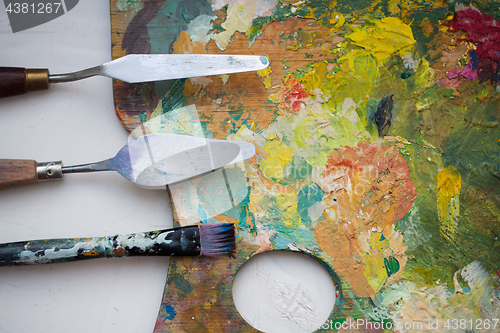 Image of palette knives or painting spatulas and brush