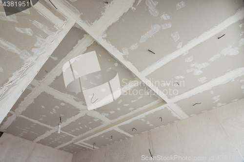 Image of The ceiling of the room, covered with drywall sheets, the general plan