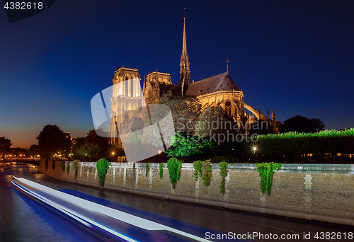 Image of Notre Dame cathedral at night